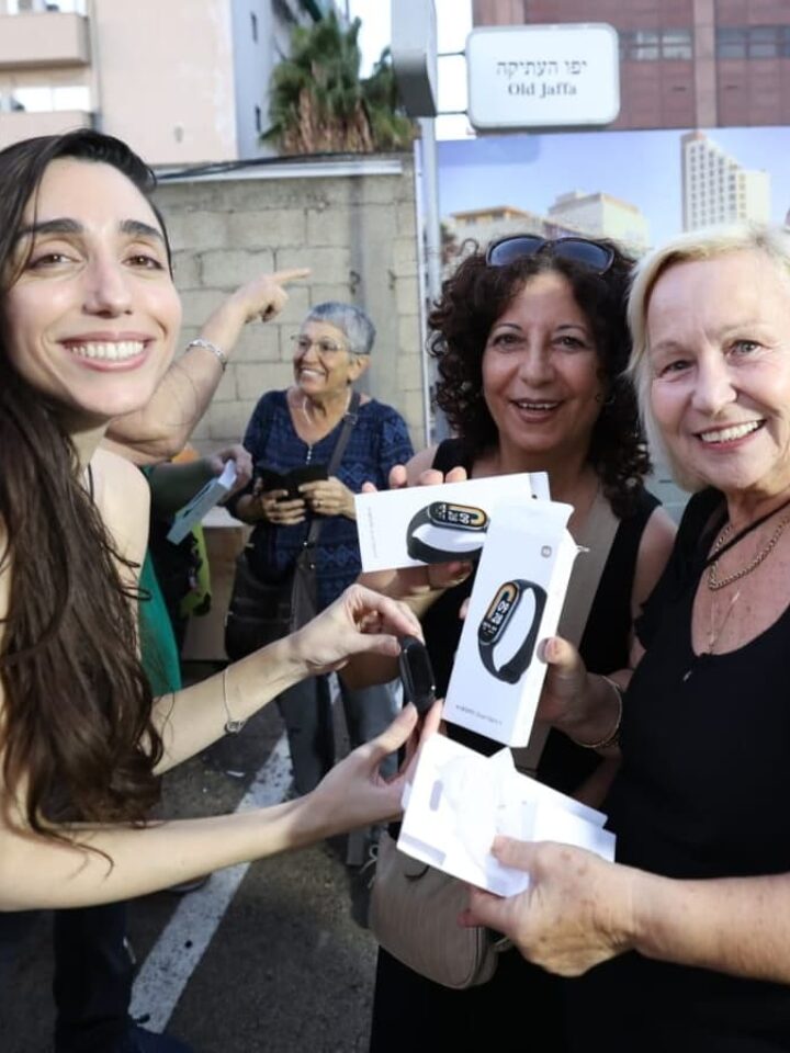 Shani Bibi distributing Xiaomi 8 smartwatches to the Tel Aviv deaf community. Photo by Shlomi Yosef