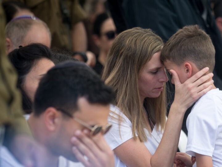 The wife and child of Col. Asaf Hamami mourn at his funeral in Kiryat Shaul Cemetery in Tel Aviv, December 4, 2023. Hamami was killed in battle on October 7, 2023 and his body is being held by Hamas terrorists in Gaza. Photo by Miriam Alster/Flash90