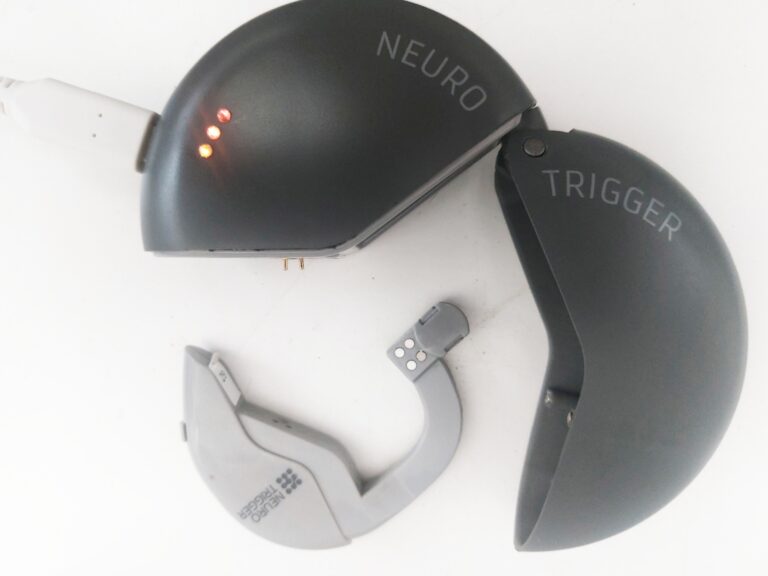 NeuroTrigger device and its recharging case. Photo courtesy of NeuroTrigger