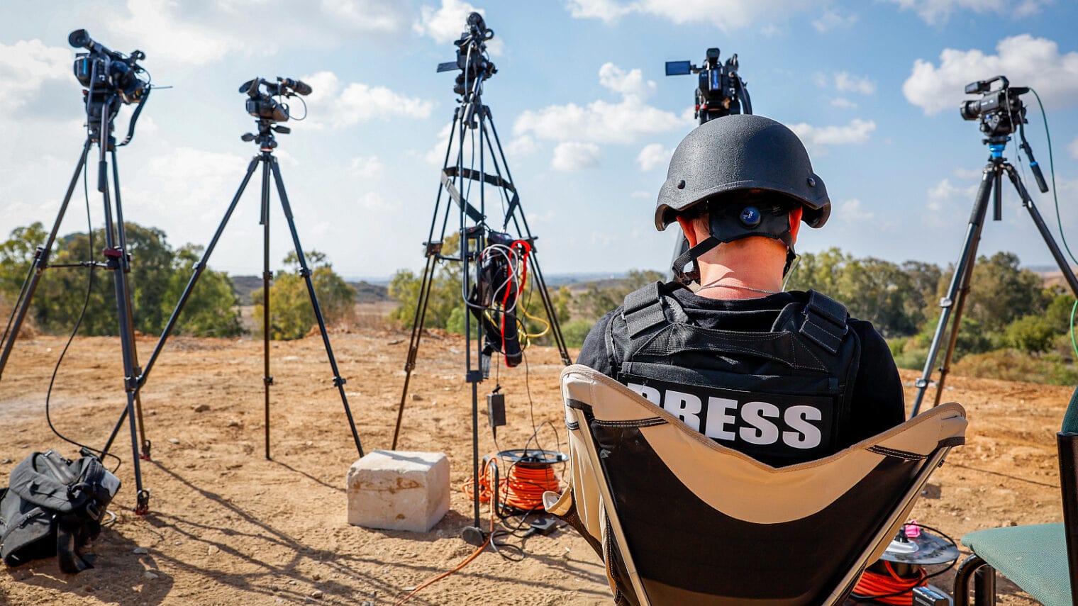 A journalist overlooking the Gaza Strip from Sderot, October 19, 2023. Photo by Nati Shohat/Flash90