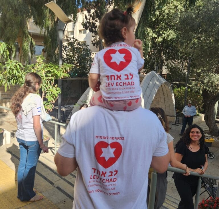 One Heart volunteers bringing cheer to displaced Israelis. Photo One Heart