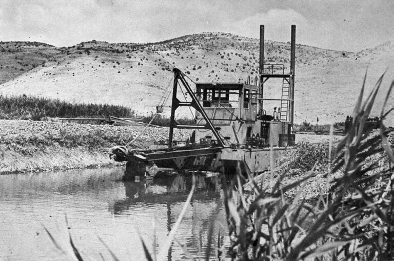 A floating excavator during the draining operation of Agamon Hula, 1960. Photo from KKL-JNF Photo Archive