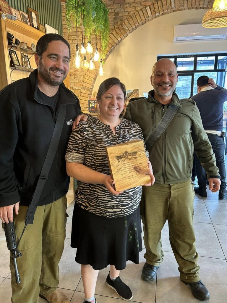 IDF soldiers showing appreciation to Basma Hino for providing them with kosher food. Photo courtesy of Noor