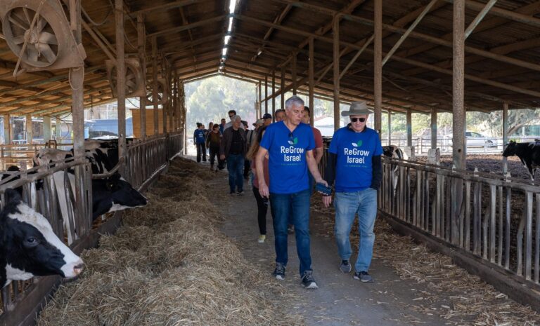 Los expertos en innovación de ReGrow Israel recorren la fábrica de lácteos en el Kibbutz Tzelem.  Fotografía de Moshe Felberg