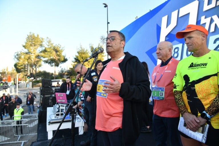 Mayor Moshe Lion addresses the 2024 Jerusalem Marathon. Photo by SportPhotography.