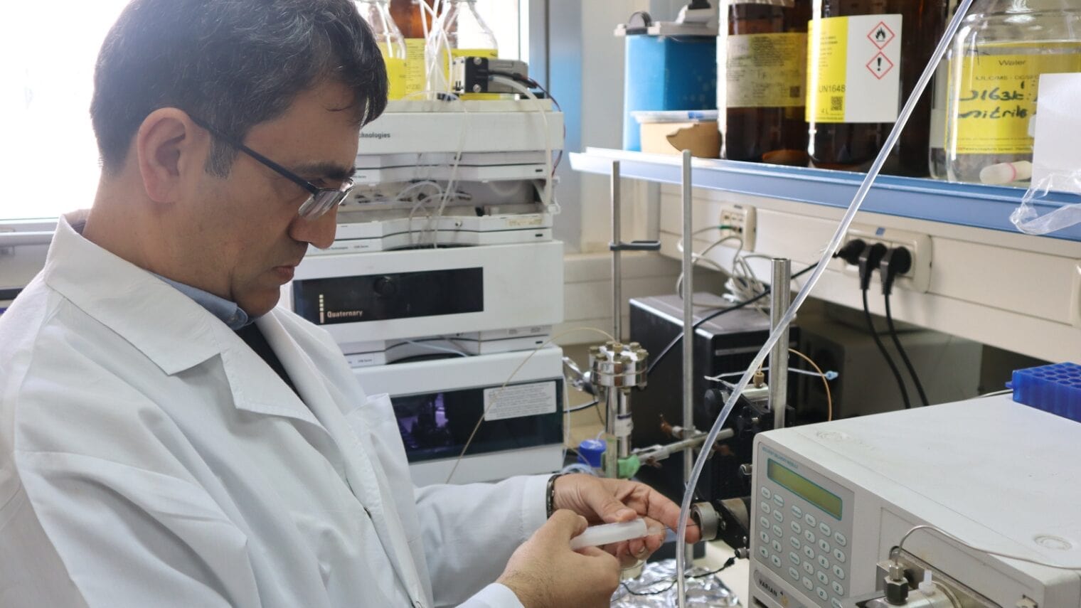 Bar-Ilan University Professor Shai Rahimipour works in a chemistry lab. Photo courtesy of Bar-Ilan University.