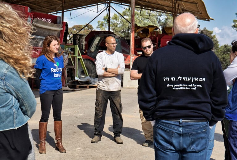 Danielle Abraham speaks to farmers from Nir Oz near Gaza. Photo by Noam Chen