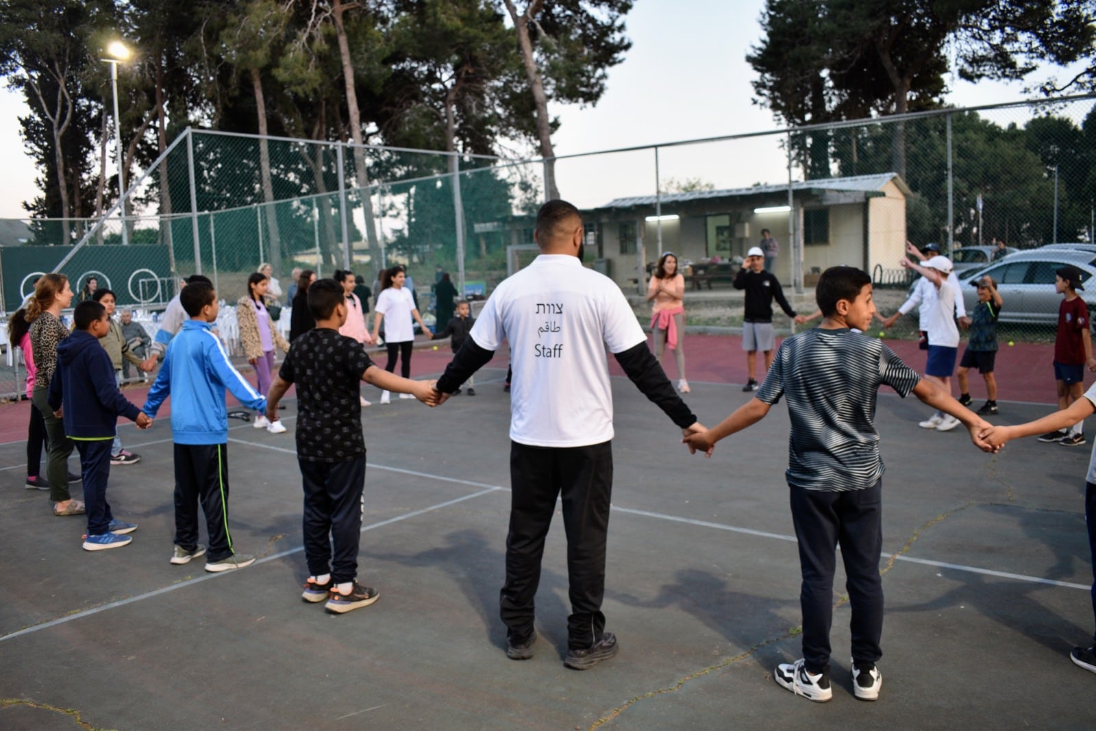 يرى اليهود والعرب الإسرائيليون أملاً في التعايش في لعبة التنس
