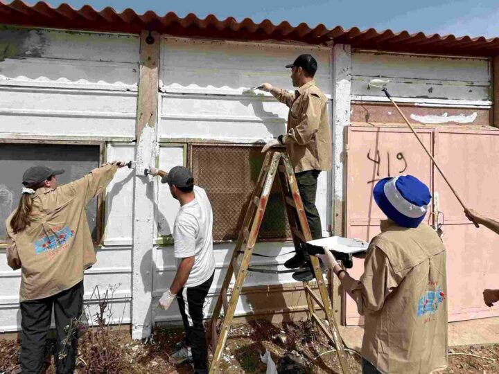 Members of the New York delegation paint a structure in Kibbutz Re’im. Photo by Aviv Lazar
