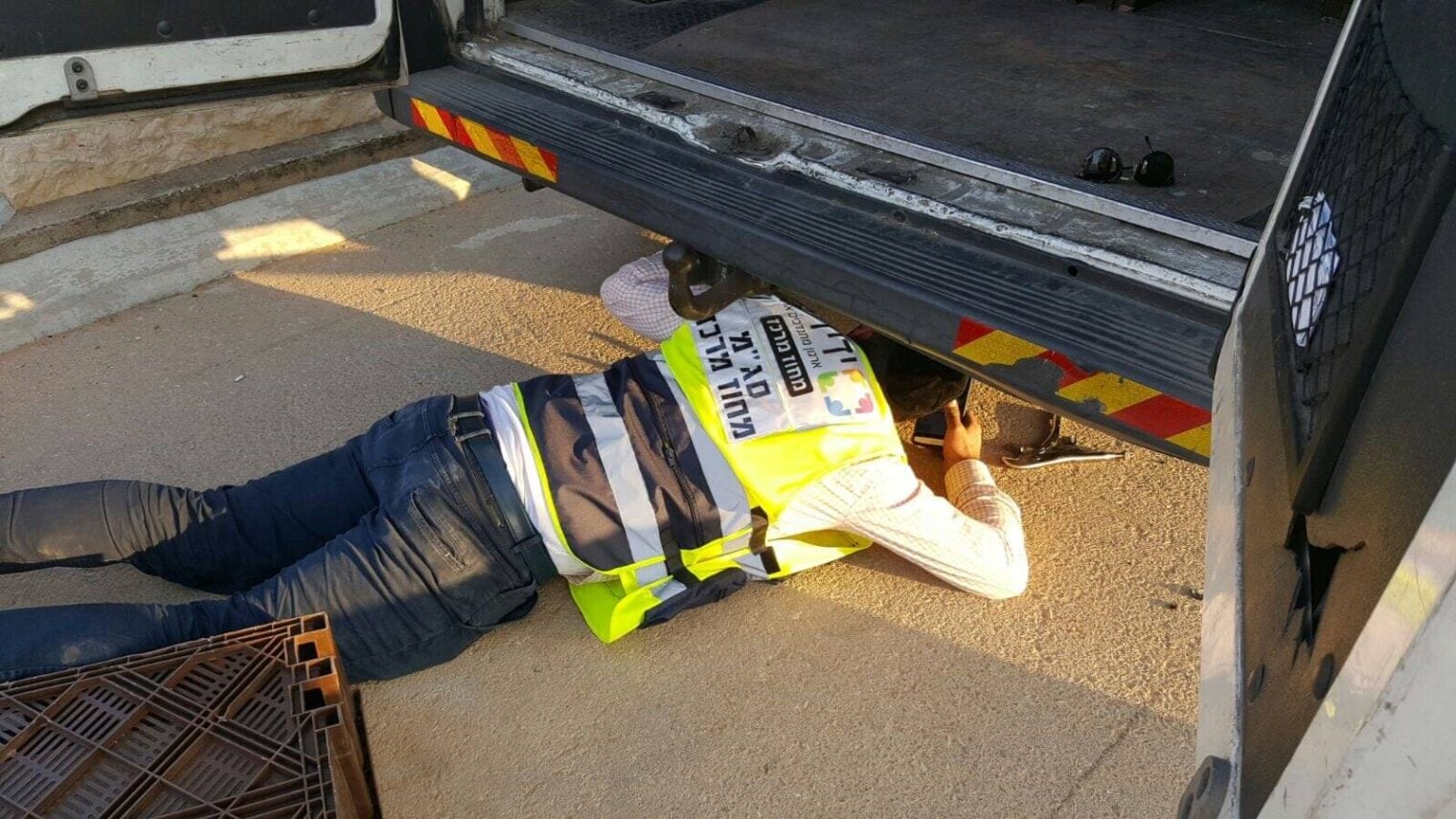 A Yedidim volunteer helps out a stranded motorist. Photo courtesy of Yedidim