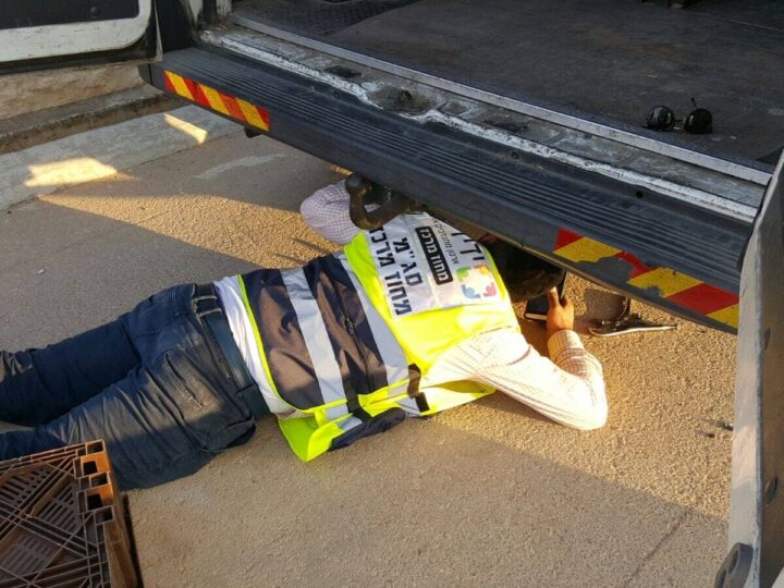 A Yedidim volunteer helps out a stranded motorist. Photo courtesy of Yedidim