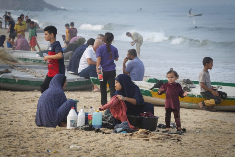 Palestinians by the sea, southern Gaza Strip, November 2, 2023. Photo by Atia Mohammed/FLASH90